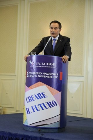 Il presidente Dott. Francesco Dello Russo parla durante il congresso nazionale 2013 UNICOOP